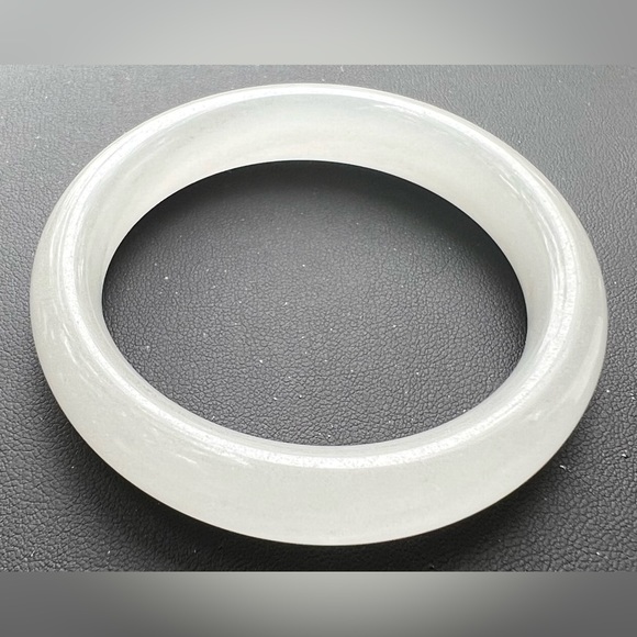 2/22–46 Vintage Boxed Solid White Jade Cuff Bracelet - Picture 2 of 5